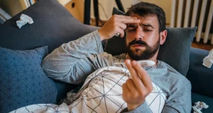 Температуры нет, а кашель есть: терапевт о «холодной простуде», которая опаснее, чем кажется