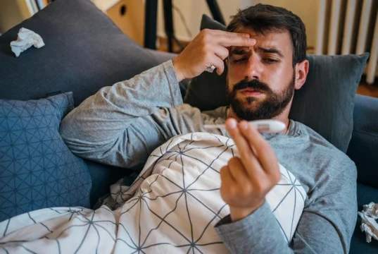 Температуры нет, а кашель есть: терапевт о «холодной простуде», которая опаснее, чем кажется