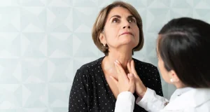 До того как покажут анализы: 7 ранних признаков нарушений в работе щитовидной железы