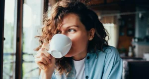 Как лишняя чашка кофе в день влияет на работу щитовидки и надпочечников и что считать «лишним»