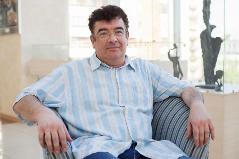 “Цель достигнута, если есть, кому и чему сопереживать”: Михаил Смирнов о легких и сложных жанрах в театре, юморе и классике в спектаклях
