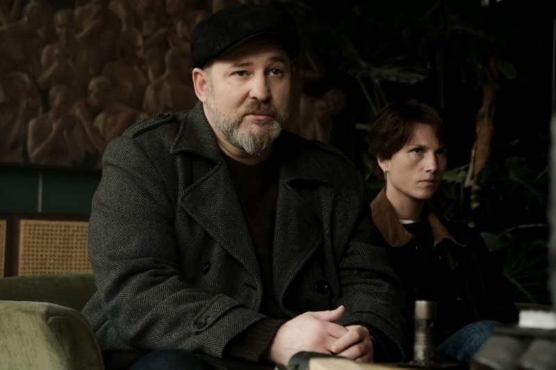 “Я совершенно не брутальный актер”: Алексей Розин о новом сериале “Дино”, отношении к 90-м и разнице с сегодняшним поколением