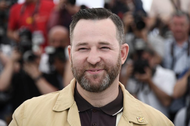 “Я совершенно не брутальный актер”: Алексей Розин о новом сериале “Дино”, отношении к 90-м и разнице с сегодняшним поколением