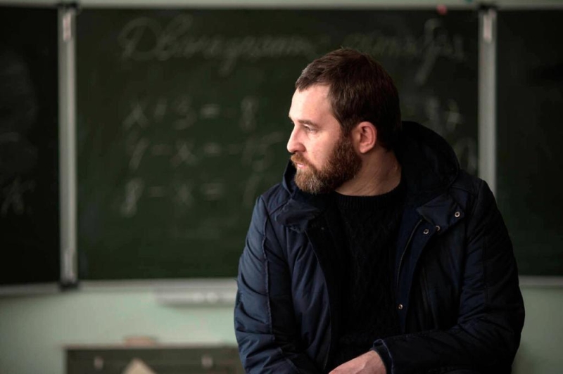 “Я совершенно не брутальный актер”: Алексей Розин о новом сериале “Дино”, отношении к 90-м и разнице с сегодняшним поколением