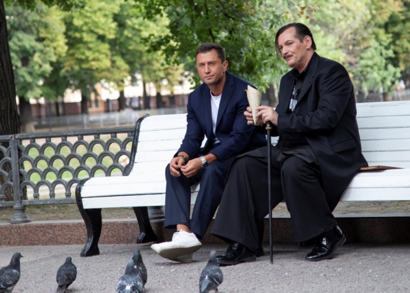 "Взаимодействуя, ты должен существовать в правде": Игорь Миркурбанов о партнерстве в кадре, импровизации в театре и личной жизни